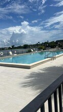 491 Ives Dairy Rd in Miami, FL - Building Photo - Building Photo