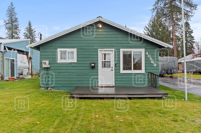 40569 Westline Rd in Loon Lake, WA - Foto de edificio - Building Photo