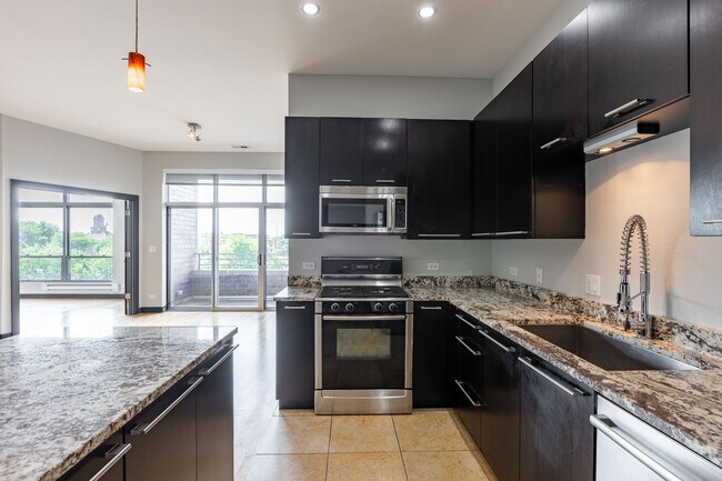 2319 N Damen Ave, Unit 306 in Chicago, IL - Building Photo - Building Photo