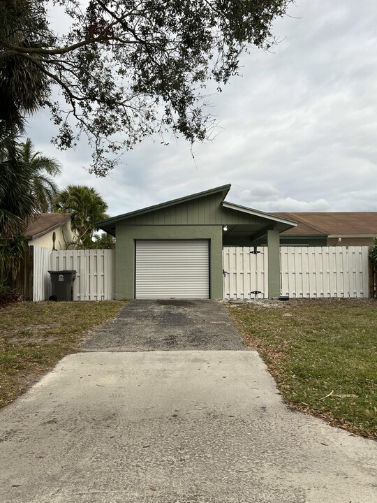 8618 Pluto Terrace in West Palm Beach, FL - Building Photo