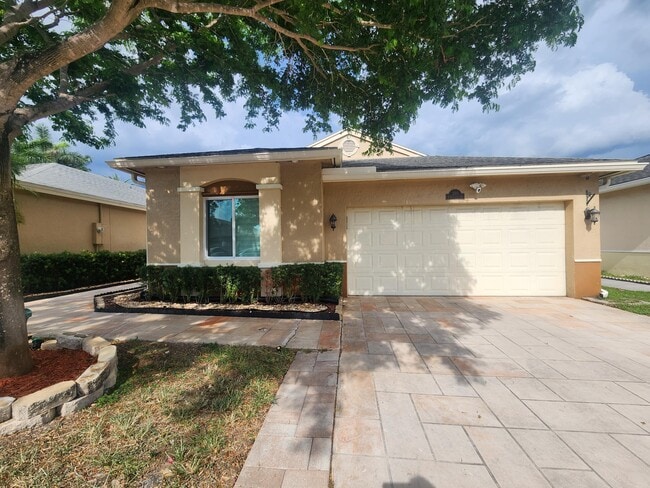 250 E Riverbend Dr in Sunrise, FL - Building Photo - Building Photo