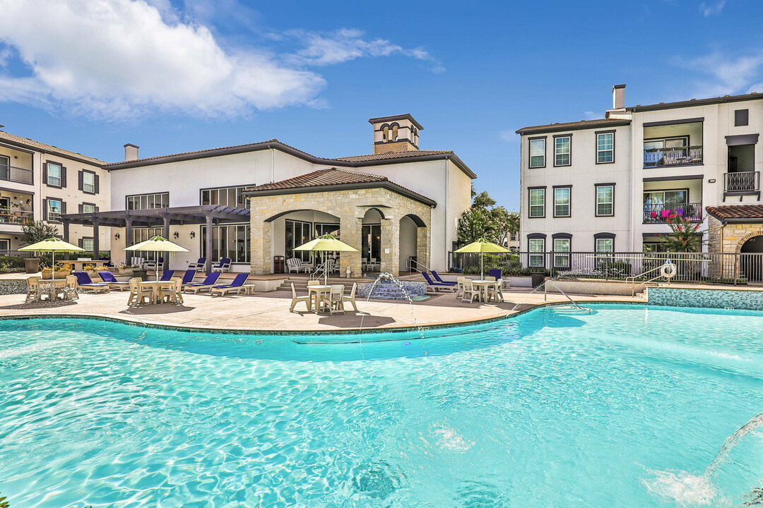 Amalfi at Tuscan Lakes in League City, TX - Building Photo