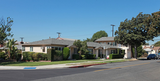 301-309 N Kenneth Rd in Burbank, CA - Foto de edificio - Building Photo