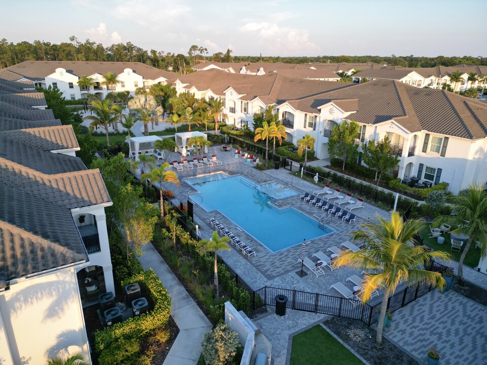 The Crest at Naples in Naples, FL - Foto de edificio