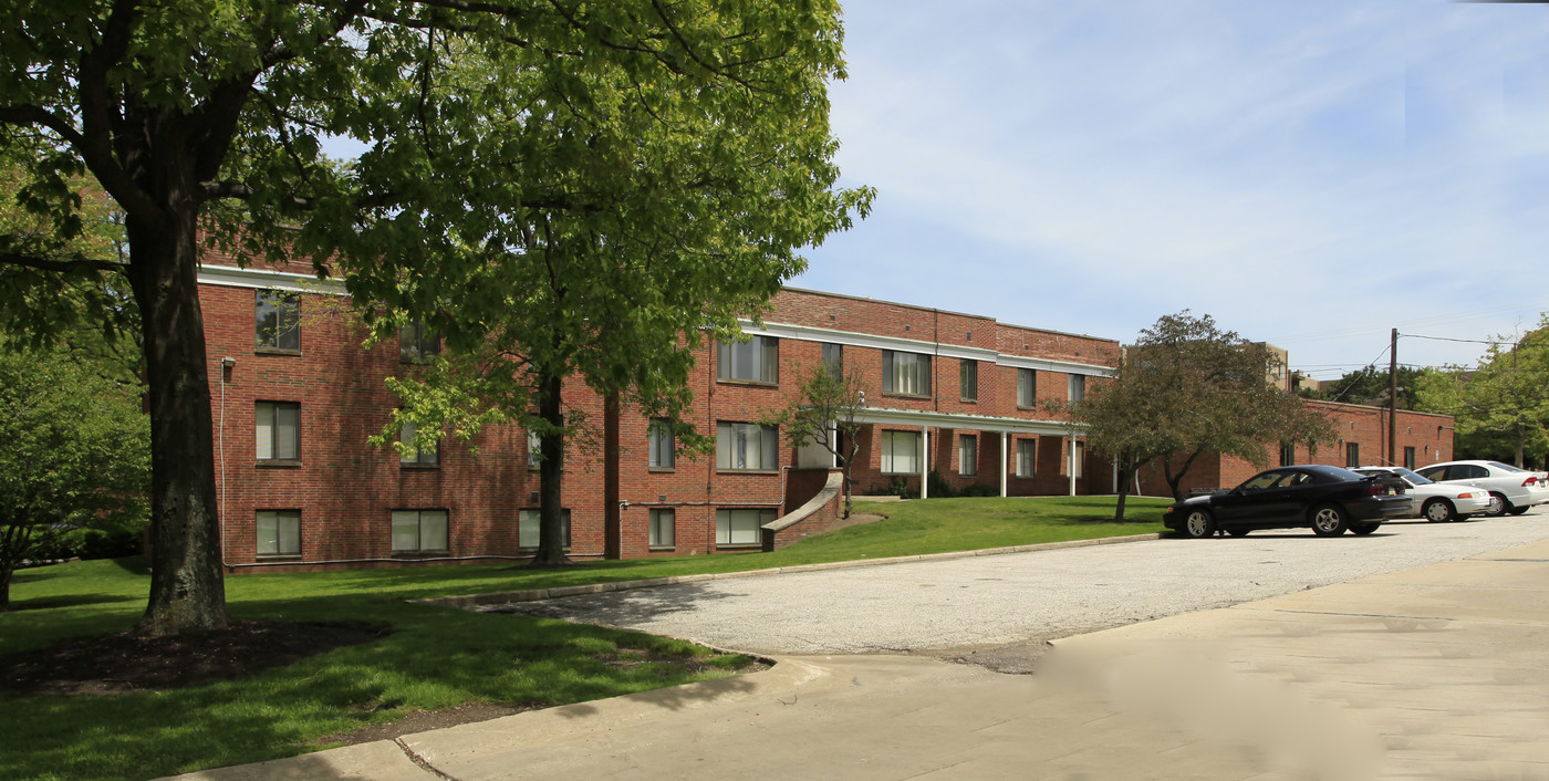 Beachwood Villa in Beachwood, OH - Building Photo