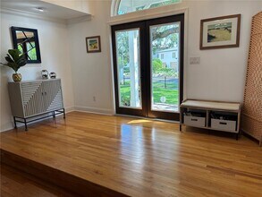 910 Brightwaters Blvd NE in St. Petersburg, FL - Building Photo - Building Photo
