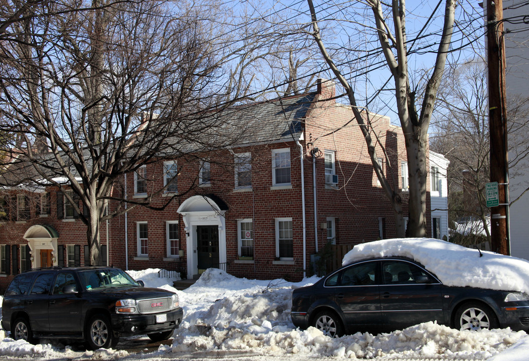 2613 39th St NW in Washington, DC - Foto de edificio