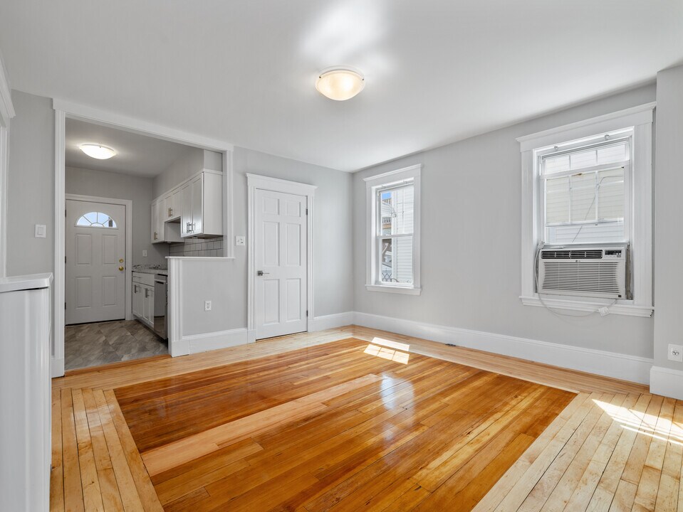 16 Windsor Rd, Unit 1 in Medford, MA - Building Photo