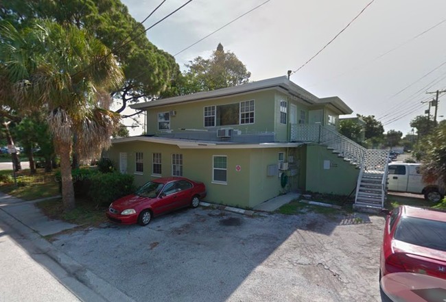 6694 5th Ave N in St. Petersburg, FL - Foto de edificio - Building Photo