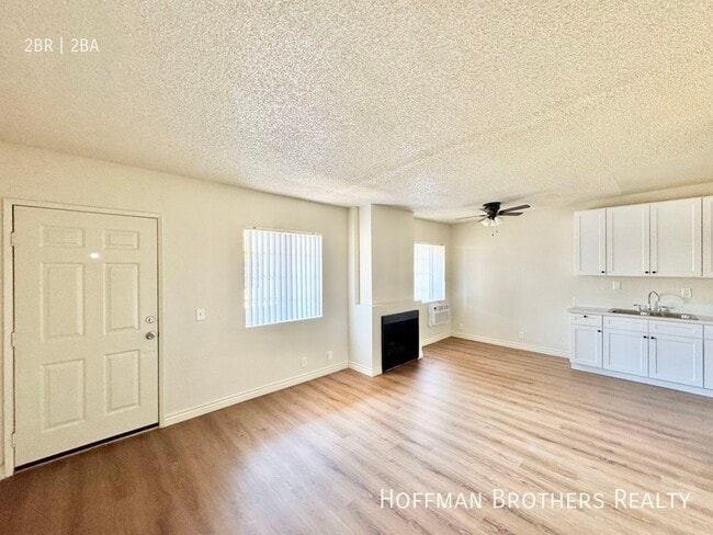 15552 Nordhoff St in Los Angeles, CA - Foto de edificio - Building Photo