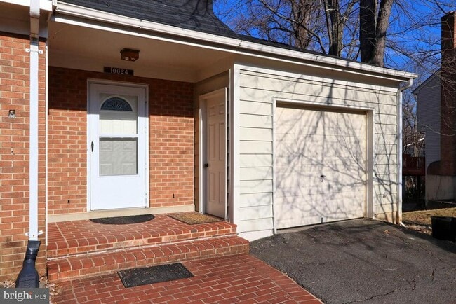 10024 Downeys Wood Ct in Burke, VA - Building Photo - Building Photo