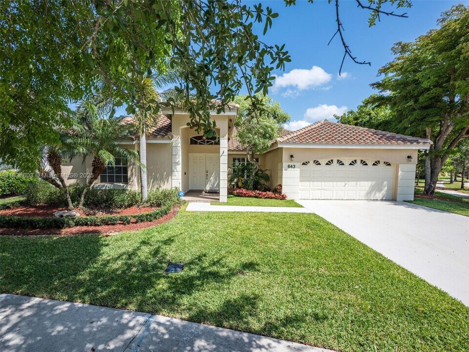 643 Lake Blvd in Weston, FL - Building Photo