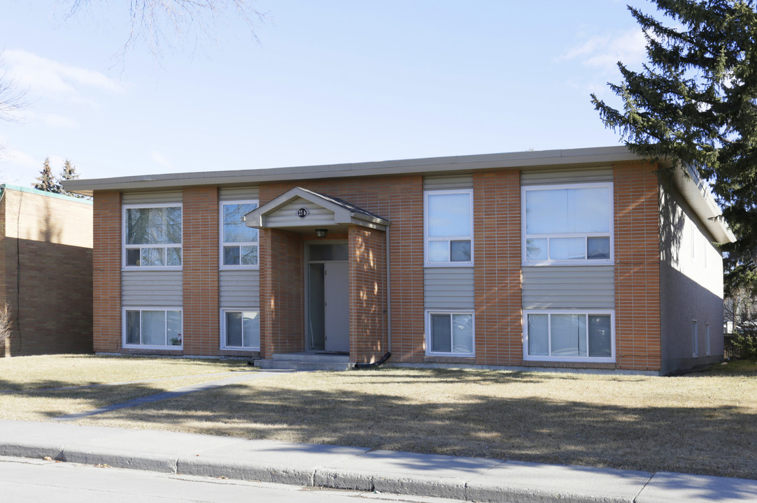 2736 Brentwood Blvd NW in Calgary, AB - Building Photo