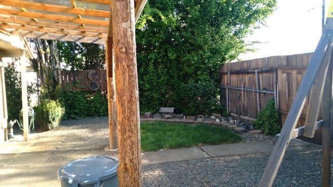 220 NE Ivan St in Roseburg, OR - Building Photo - Building Photo