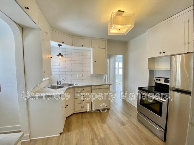 property at 1524 W Clark St