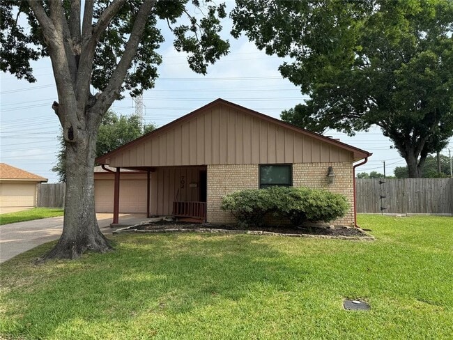 702 Omega Cir in Pasadena, TX - Building Photo - Building Photo