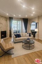 7218 Hillside Ave in Los Angeles, CA - Building Photo