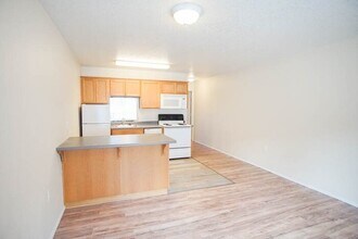 8635 N Leonard St-Unit -10 in Portland, OR - Building Photo - Building Photo