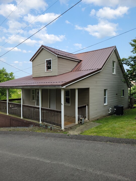 1030 Shutterly St in California, PA - Building Photo