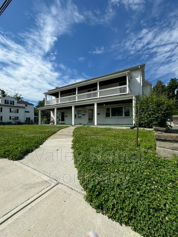 64 Lyman St in South Hadley, MA - Building Photo - Building Photo