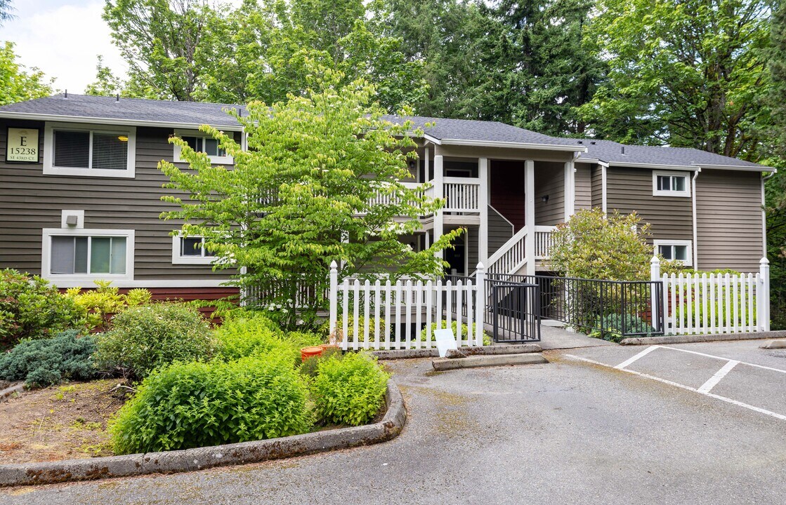 15238 SE 43rd Ct in Bellevue, WA - Building Photo