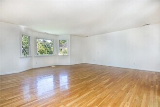 8 Beechtree Dr in Larchmont, NY - Building Photo - Building Photo