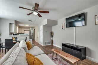 1100 Thannisch Dr in Arlington, TX - Foto de edificio - Building Photo