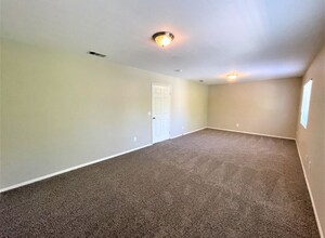 42516 Coronet Ct in Lancaster, CA - Building Photo - Building Photo