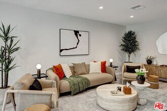 7300 Franklin Ave in Los Angeles, CA - Building Photo - Building Photo