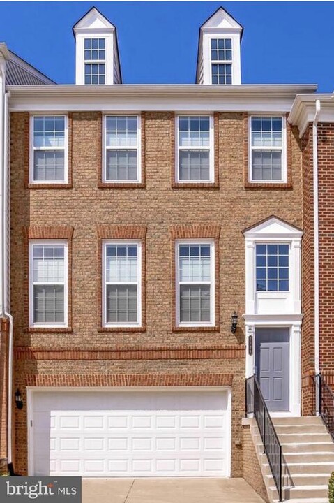 2226 Greywing St in Woodbridge, VA - Foto de edificio