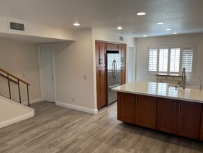 6220 Shoup Ave in Woodland Hills, CA - Building Photo - Building Photo