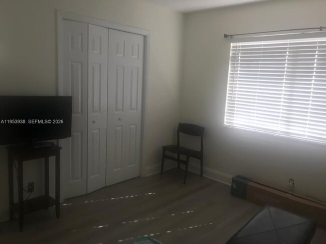 195 Lakeview Dr in Weston, FL - Building Photo - Building Photo