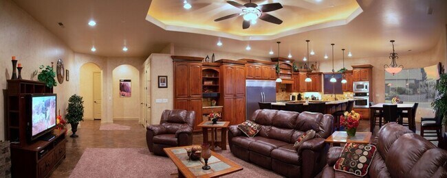 156 S Crestline Dr in Saint George, UT - Foto de edificio - Building Photo