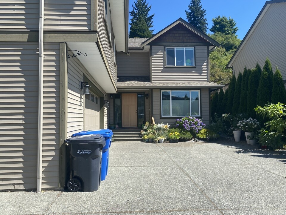 498 Menzies Ridge Dr in Nanaimo, BC - Building Photo