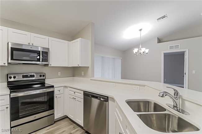 2605 27th St SW in Lehigh Acres, FL - Foto de edificio - Building Photo
