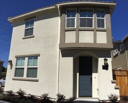 910 Montage Cir in East Palo Alto, CA - Building Photo