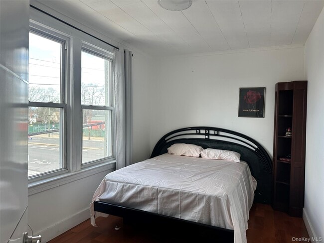 property at 77-02-77164 164th St