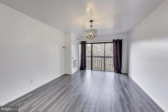 1001 26th St NW, Unit 705 in Washington, DC - Building Photo - Building Photo