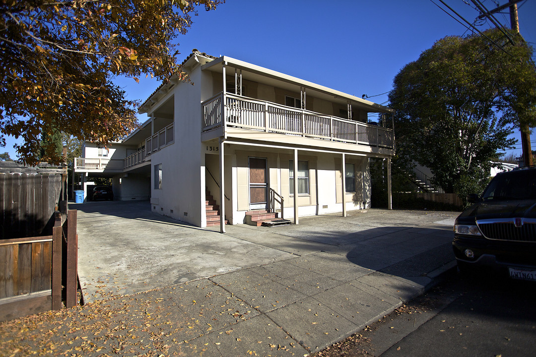 1315 Ebener St in Redwood City, CA - Building Photo