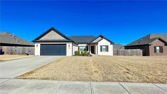 610 Captain Hopkins St in Prairie Grove, AR - Building Photo