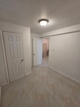 3117 99th St, Unit B in East Elmhurst, NY - Foto de edificio - Building Photo