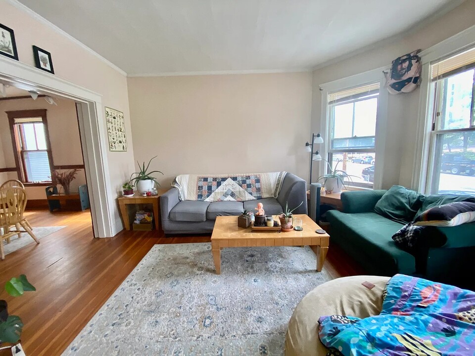 195 College Ave, Unit 2 in Somerville, MA - Building Photo