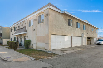 15917 Prairie Ave in Lawndale, CA - Foto de edificio - Building Photo