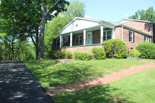 611 E Mountcastle Dr