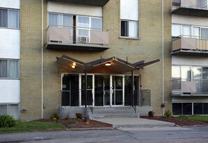1425 Rosenthal in Ottawa, ON - Building Photo