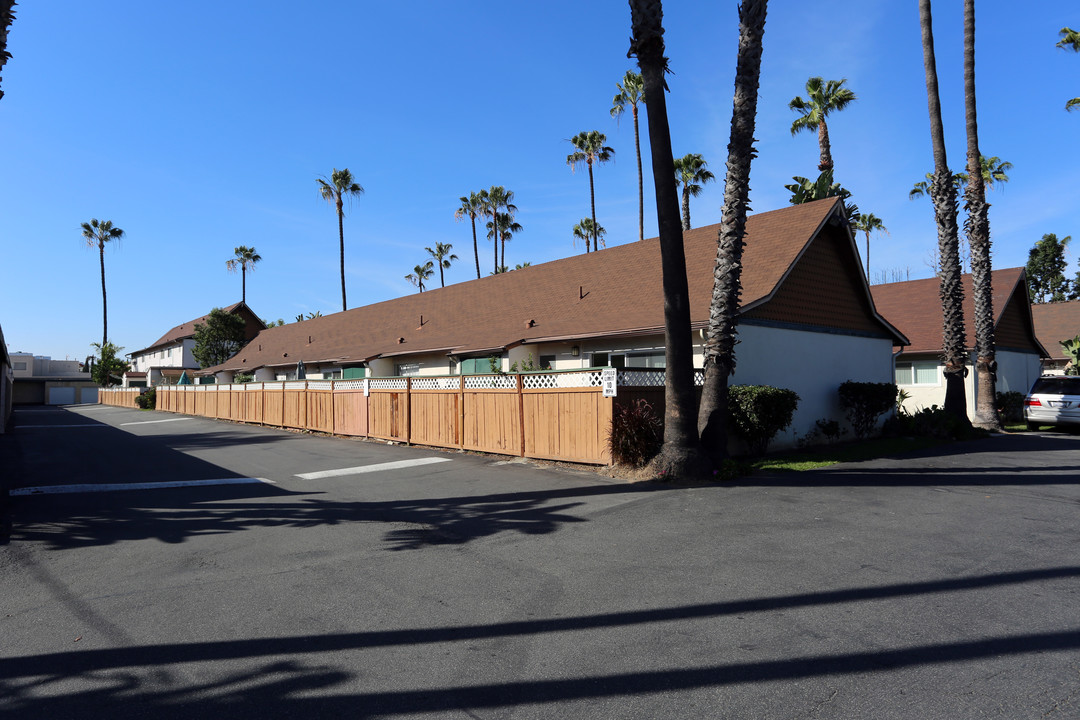 Melrose Garden Apartments in Huntington Beach, CA - Building Photo