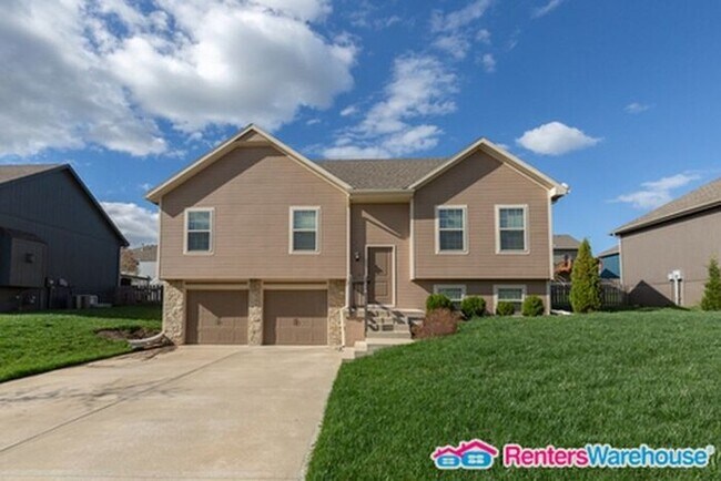 property at 115 SW Hanging Garden St