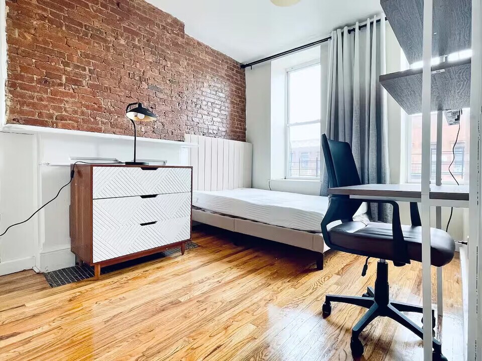 Furnished room/NOT APARTMENT in Brooklyn, NY - Building Photo