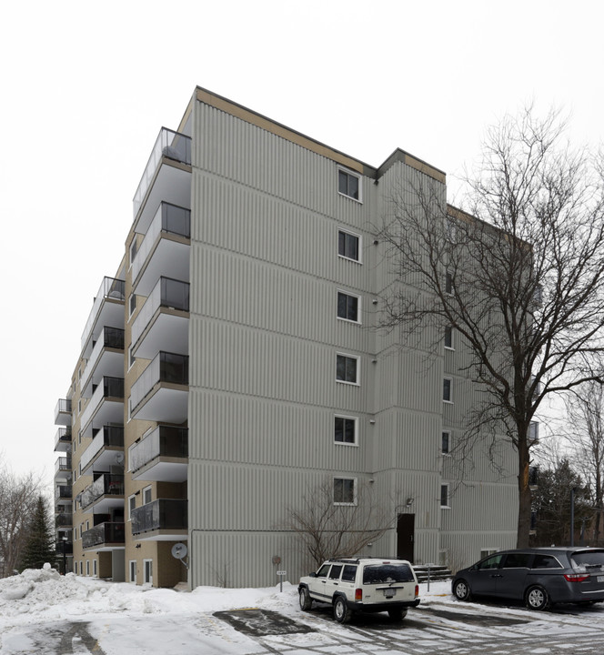 Cote Manor in Ottawa, ON - Building Photo