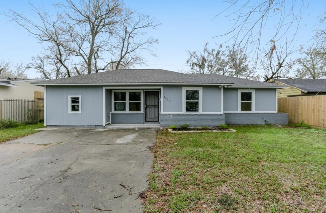 5635 Belarbor St in Houston, TX - Building Photo